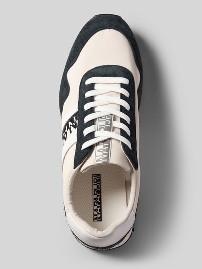 Produktfoto, Sneaker aus Leder-Textil-Mix Modell 'SHARD' von Napapijri in Schwarz-Weiß mit abgerundeter Spitze und Schnürung, Label-Details sichtbar, strukturierte Texturen, Ansicht von oben, Herrenschuh, Absatzhöhe 3 cm, Schafthöhe 9 cm, Schaftweite 8 cm.
