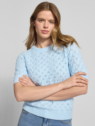 Frauenmodel trägt Regular Fit Pullover mit Woll-Anteil Modell 'LELOU' von Pieces, Optik: Unifarben, Strick, Nahaufnahme Oberkörper.