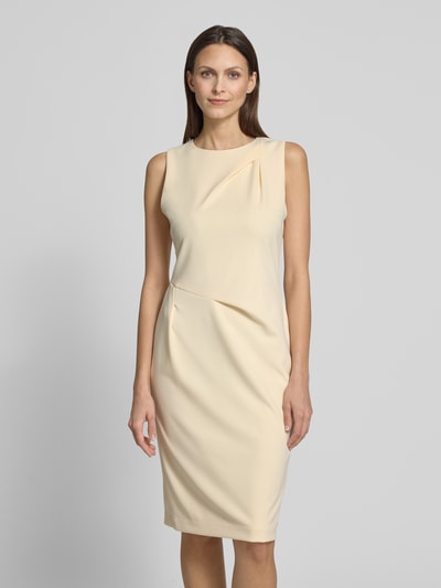Frauenmodel trägt Knielanges Etuikleid mit Rundhalsausschnitt von Calvin Klein Womenswear in Beige, Material-Mix mit Stretch, gerader Schnitt, Ganzkörperansicht von vorne.