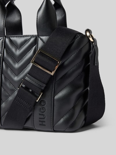 Produktfoto, Henkeltasche mit abnehmbarem Schulterriemen Modell 'BECKY QL_TOTE MINI' von HUGO in Optik: Unifarben, Struktur-Muster, Label-Stitching, Label-Schriftzug, Label-Prägung, Reißverschluss, Hauptfach, Kunstleder
