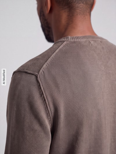 Männermodel trägt Regular Fit Pullover aus reiner Baumwolle von ONLY & SONS in Taupe, Struktur fein gerippt, Nahaufnahme Rückenansicht, KI-modifiziertes Bild.