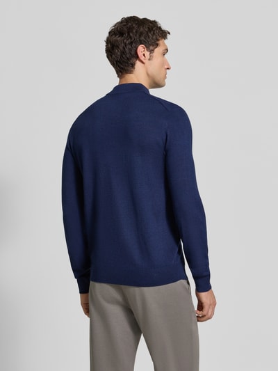 Männermodel trägt Regular Fit Turtleneck aus Woll-Mix von Christian Berg Men in Dunkelblau mit gerippten Abschlüssen, Ganzkörperansicht Rückansicht.