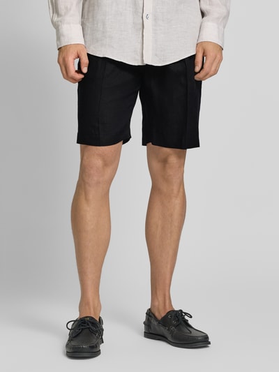 Mężczyznamodel nosi Shorts aus Leinen mit Eingrifftaschen od MARKUP, czarny len, krój straight fit, zapięcie na guzik i zamek błyskawiczny, wpuszczane kieszenie, kieszeń z tyłu z wypustką, szerokość w rozmiarze 50: 22 cm, długość wewnętrzna nogawki 34 cm, zdjęcie: całe nogi z przodu