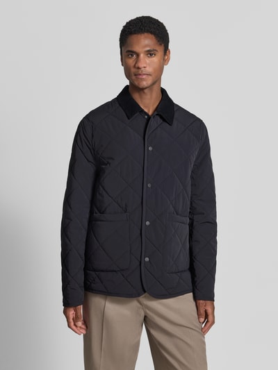 Männermodel trägt Regular Fit Jacke in Stepp-Optik Modell 'Rapid' von CINQUE, Schwarz, Umlegekragen, Ganzkörperansicht von vorne. Elastischer Material-Mix, aufgesetzte Taschen, durchgehende Knopfleiste, Rückenlänge 73 cm, Schulterbreite 45 cm, Brustweite 56 cm, Ärmellänge 67 cm.