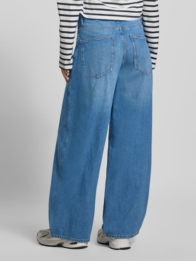 Frauenmodel trägt Wide Leg Jeans aus reiner Baumwolle Modell 'TAYLOR' von Only in Hellblau, 5-Pocket-Design, Ganzkörperansicht Rückansicht