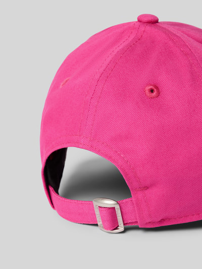 Productfoto, Base Cap met motief-stitching van New Era, puur katoen, gebogen klep, felroze kleur, metalen gesp, productnaam: Base Cap mit Motiv-Stitching.