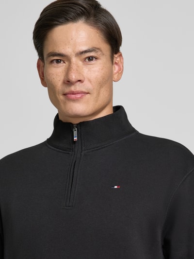 Männermodel trägt Troyer mit Logo-Stitching und gerippten Abschlüssen von HECHTER PARIS, Baumwoll-Mix, Nahaufnahme Oberkörper.