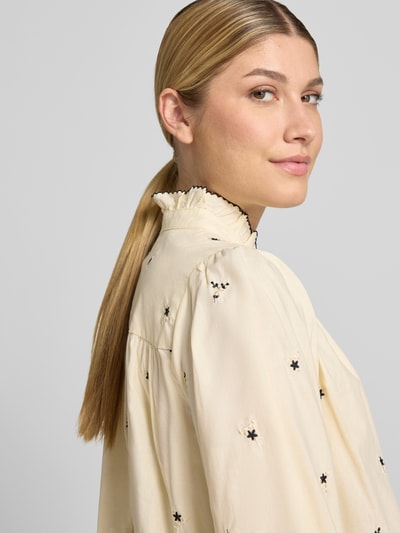Kobiece model prezentuje bluzkę z bawełny LOLLYS LAUNDRY Bluse aus reiner Baumwolle Modell 'Alessandra', prosty krój, elastyczne zakończenia rękawów, stójka, długość tyłu w rozmiarze S: 59 cm, długość rękawów w rozmiarze S: 65 cm, jasny kolor z haftem, zbliżenie na górną część ciała