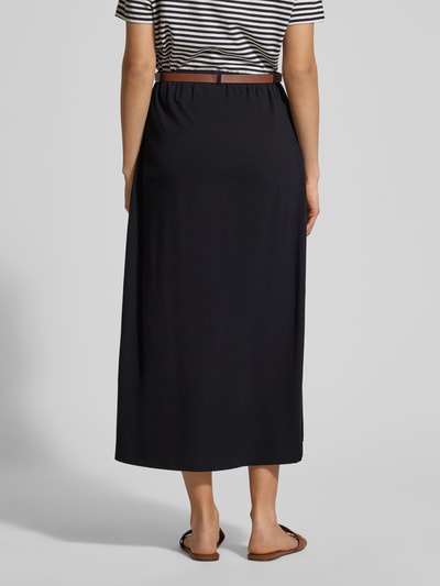 Frauenmodel trägt Maxi-Rock aus Baumwoll-Mix Modell 'LUNA' von Vero Moda in Optik: Unifarben, Passform: leicht ausgestellt, Ganzkörperansicht Rückansicht.