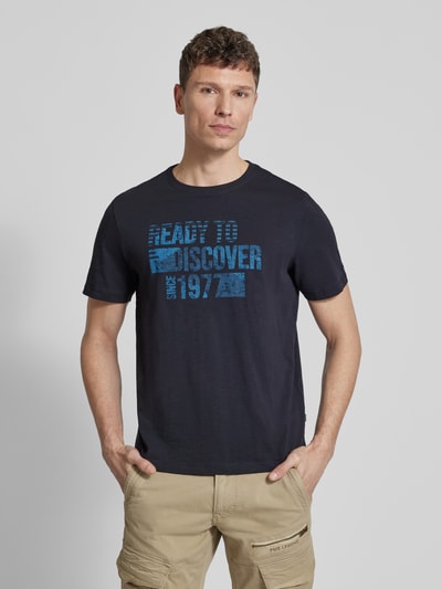 Männermodel trägt Regular Fit T-shirt aus puur katoen van camel active, ronde hals, statementprint, ruglengte maat M 68 cm, nahaufnahme bovenlichaam.