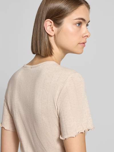 Frauenmodel trägt Slim Fit T-Shirt aus Baumwoll-Mix Modell 'TENNA' von ONLY in Hellbeige mit strukturierter Oberfläche, Nahaufnahme Oberkörper, Damen T-Shirt von ONLY.