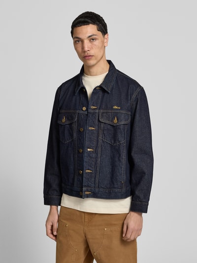 Mannenmodel draagt Jeansjacke mit Brusttaschen und Label-Stitching van BLKVIS in donkerblauw, regular fit, katoen, knoopsluiting, borstzakken, label-stitching, vooraanzicht over het hele lichaam