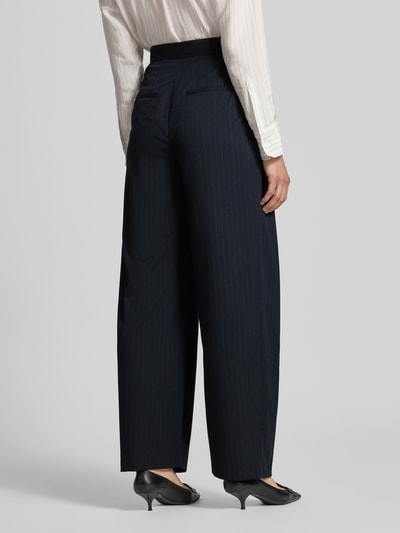 Vrouwenmodel draagt donkerblauwe stoffen broek met krijtstreep, elastische materiaalmix met viscose, relaxed fit, Steekzakken, Bandwijdte maat 36: 36 cm, Binnenbeenlengte maat 36: 78 cm, Fließende Hose mit weitem Bein van Style Icon Collection, Ganzlichaamsaanzicht achteraan.