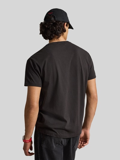 Męskimodel nosi Regular Fit T-Shirt aus reiner Baumwolle von Polo Ralph Lauren, czarny, prosty krój, gładka tekstura, widok z tyłu.
