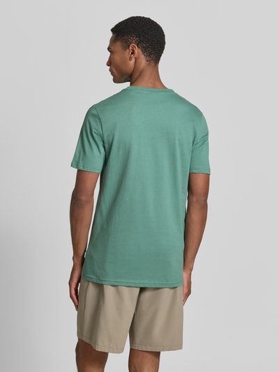 Männermodel trägt T-Shirt mit Stitching und Rundhalsausschnitt von Lindbergh in Grün, Reine Baumwolle, Slim-Fit, Rückenlänge 71 cm, Ganzkörperansicht Rückansicht.