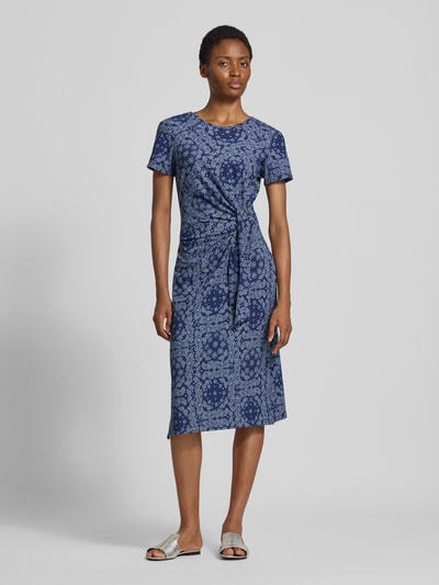 Frauenmodel trägt Tailliertes Freizeitkleid aus Baumwoll-Mix von s.Oliver RED LABEL in Blau mit Muster, leichte Struktur, Ganzkörperansicht von vorne