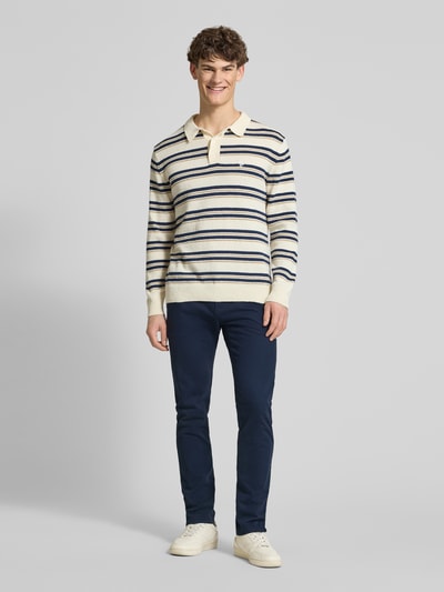 Männermodel trägt Schmale Chino mit gerader Silhouette und mittlerer Bundhöhe von REVIEW, Dunkelblau, Baumwoll-Elasthan, Ganzkörperansicht von vorne.