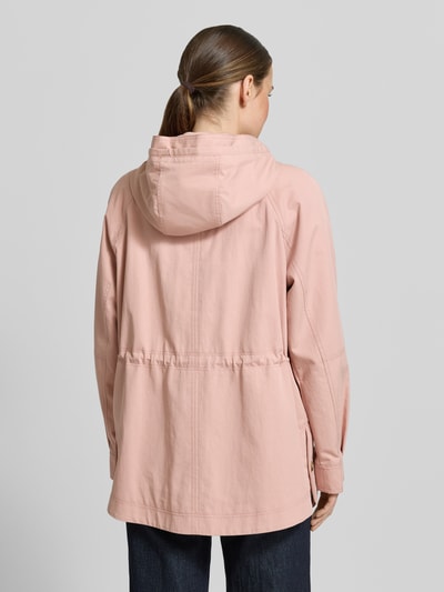 Frauenmodel trägt Jacke mit verdecktem Reißverschluss von Fuchs Schmitt in Rosa, Baumwoll-Mix, Regular-Fit, Kapuze, Pattentaschen, Rückenansicht. Kontext: Rückenlänge bei Größe 36: 73 cm, Schulterbreite bei Größe 36: 37 cm, Brustweite bei Größe 36: 54 cm, Ärmellänge bei Größe 36: 66 cm.