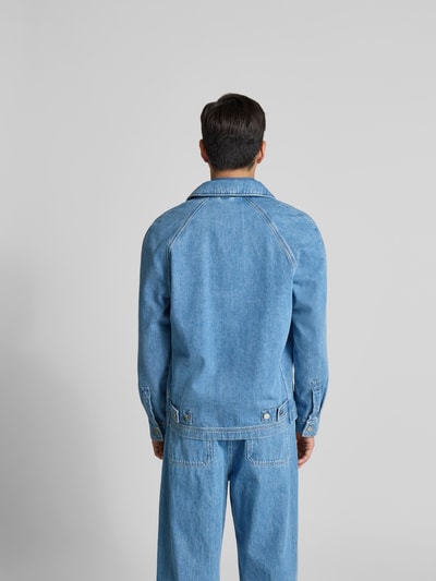 Männermodel trägt Regular Fit Jeansjacke mit Umlegekragen von Closed, Reine Baumwolle, Eingrifftaschen, Zweiwege-Reißverschluss, Rückenlänge 71 cm, Schulterbreite 50 cm, Ärmellänge 66 cm, hellblau, strukturierte Denim-Optik, Ganzkörperansicht Rückansicht.