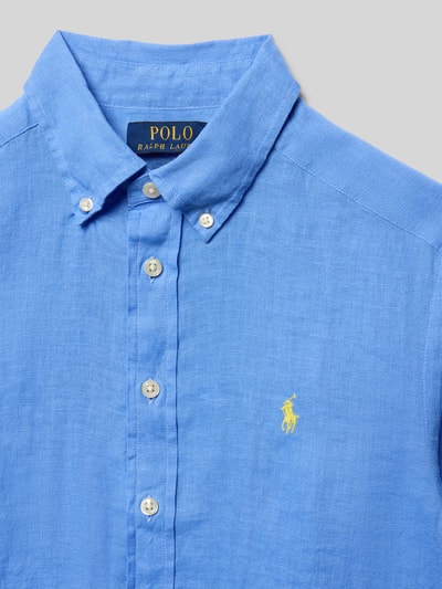 Produktfoto, Regular Fit Freizeithemd aus Leinen von Polo Ralph Lauren Teens in Optik: Unifarben, mit gelbem Logo-Stitching und Button-Down-Kragen.