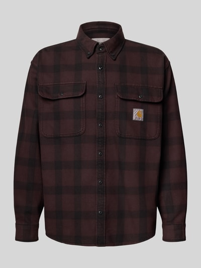 Produktfoto, krój regular fit Freizeithemd mit Logo-Patch Modell 'Edmands' von Carhartt Work In Progress z bawełny, długi rękaw, wzór w kratę, naszyta kieszeń, brązowo-czarna kolorystyka, kołnierzyk button-down, pełna listwa guzikowa, kontekst: długość tyłu w rozmiarze M 76 cm, szerokość w rozmiarze M 50 cm, długość rękawa w rozmiarze M 61 cm