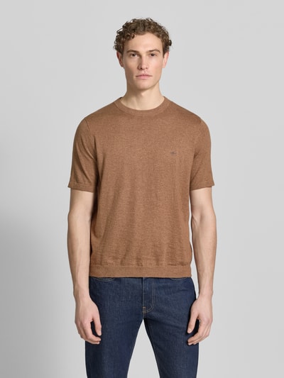 Männermodel trägt Regular Fit T-Shirt mit Leinen-Anteil in Strick-Optik von Fynch-Hatton, Braun, Logo-Stitching, Ganzkörperansicht von vorne, Baumwoll-Mix mit Leinen-Anteil, elastische Abschlüsse, Rückenlänge bei Größe M 70 cm.