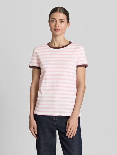 Modelka nosi T-Shirt mit Streifenmuster und Rundhalsausschnitt von Jake*s Casual, bawełna, krój regular fit, wzór w paski, okrągły dekolt, długość tyłu w rozmiarze S: 58 cm, widok całej sylwetki z przodu.