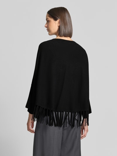 Frauenmodel trägt Relaxed Fit Pullover aus Woll-Mix mit Kaschmir-Anteil von HERZENS, Schwarz, Fransensaum, Strick-Optik, Ganzkörperansicht Rückansicht.