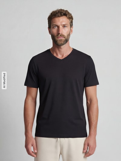 Männermodel trägt T-Shirt mit V-Ausschnitt von Christian Berg Men in Schwarz, reine Baumwolle, gerader Schnitt, Ganzkörperansicht von vorne.