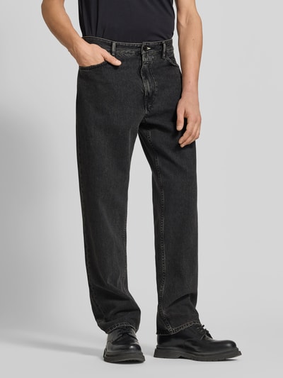 Mężczyzna nosi Relaxed Fit Jeans aus reiner Baumwolle von Closed, czarne jeansy, 5 kieszeni, naszywka z logo na tyle, ganzkörperansicht von vorne.