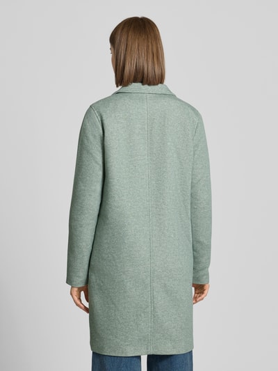 Frauenmodel trägt Regular Fit Mantel mit Baumwoll-Anteil Modell 'SEDONA' von ONLY in Hellgrün, glatte Textur, Damen Mantel von ONLY, Ganzkörperansicht Rückansicht