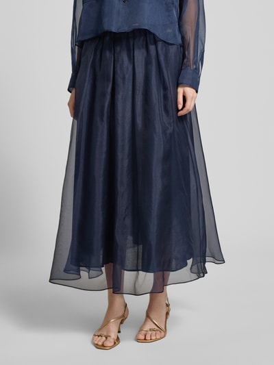 Frauenmodel trägt Ausgestellt Maxi-Rock aus reiner Seide Modell 'VISINO' von Weekend Max Mara, Optik: Unifarben, Semitransparent, Bundabschluss: Elastisch, Unterrock, Farbe dunkelblau, Material: Reine Seide, Ganzkörperansicht von vorne.