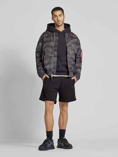 Alpha Industries Regular Fit Sweatshorts mit Label-Patch Modell 'ALPHA ESSENTIALS' Black 1