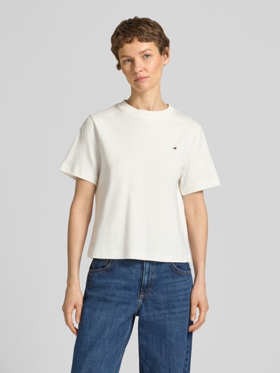 Frauenmodel trägt Boxy Fit T-Shirt aus reiner Baumwolle von Tommy Hilfiger, Optik: Unifarben, Passform: Boxy-Fit, Logo-Stitching, Rundhals-Ausschnitt, Ärmelform: Kurzarm, Materialverarbeitung: Interlock, Material: Reine Baumwolle, Ganzkörperansicht von vorne.