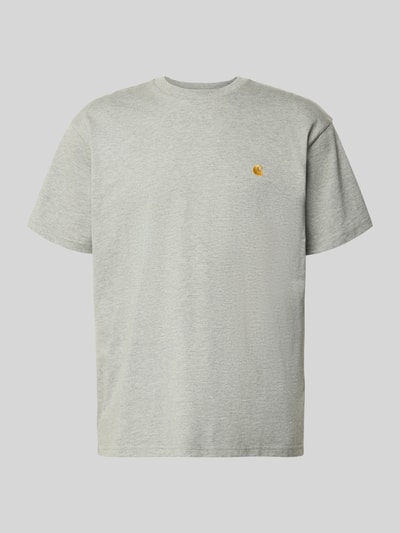 Produktfoto, Regular Fit T-Shirt mit Logo-Stitching Modell 'Chase' von Carhartt Work In Progress aus reiner Baumwolle, Herren T-Shirt, Rundhalsausschnitt, graue Farbe, glatte Textur, Rückenlänge bei Größe M 72 cm.