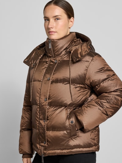 Kobieta modelka nosi kurtkę Regular Fit Jacke mit Daunen-Feder-Füllung Modell 'Jilly' od MOS MOSH, brąz, z efektem pikowania, kaptur z tunelem, Wypełnienie z puchu i pierza, Długość tyłu w rozmiarze S: 62 cm, Szerokość ramion w rozmiarze S: 47 cm, Szerokość w rozmiarze S: 54 cm, Długość rękawów w rozmiarze S: 65 cm, zdjęcie z przodu, ujęcie do połowy ciała.