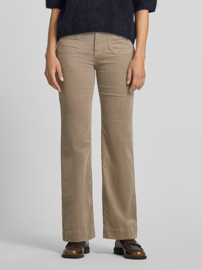 Vrouwenmodel draagt Cordhose mit aufgesetzten Leistentaschen van Christian Berg Woman in beige katoenmix met stretch, wide fit, knoop- en ritssluiting, strookzakken, achterzakken, bandwijdte maat 36/32: 39 cm, binnenbeenlengte 81 cm, vooraanzicht volledige lichaamsopname.