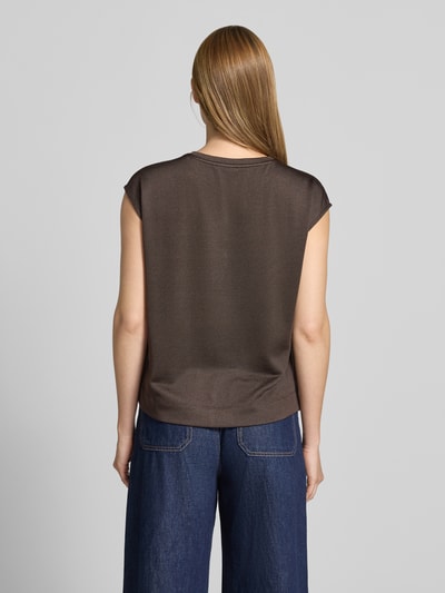 Frauenmodel trägt T-Shirt mit Rundhalsausschnitt Modell 'Slummi' von OPUS, braun, glatte Textur, Regular Fit, Material-Mix, Rückenansicht.