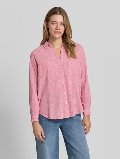 Frauenmodel trägt Regular Fit Hemdbluse aus reiner Baumwolle von Tom Tailor, Optik:Allover-Muster, Hahnentritt, Ganzkörperansicht von vorne.