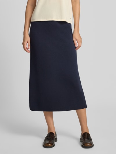 Frauenmodel trägt Ausgestellter Midi-Rock aus reiner Schurwolle Modell 'Sonni' von Max Mara, dunkelblau, glatte Textur, Gehschlitz, elastischer Bund, Damen Maxi-Rock, Ganzkörperansicht von vorne.