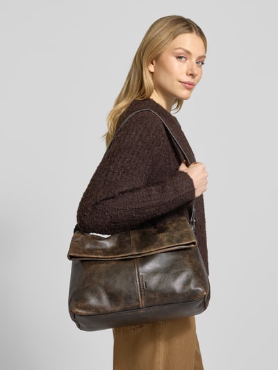 Kobiece modelka nosi Crossbody Bag aus echtem Leder Modell 'Fiona' od LIEBESKIND BERLIN, brązowa faktura, główna komora z klapą, szerokość 36 cm, długość 25 cm, głębokość 16 cm, pasek 85 cm, logo z tłoczeniem, widok całej sylwetki z przodu.