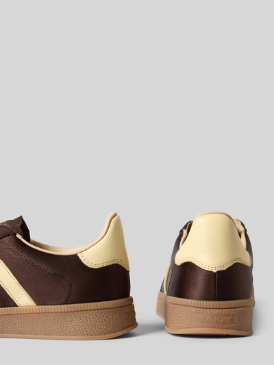 Productfoto, Sneaker uit leermix model 'Cuzima' van Gant voor dames, afgeronde pasvorm, logoprint, vetersluiting, hakhoogte 3 cm, schachthoogte 7 cm, schachtbreedte 8 cm, bruin-beige kleurcombinatie, structuurmix