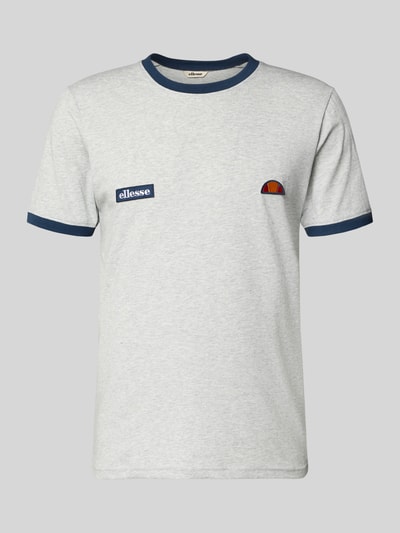 Produktfoto, T-shirt z logo- i naszywką label Modell 'RINGETTO' od Ellesse, bawełna, prosty krój, okrągły dekolt, długość tyłu w rozmiarze M: 72 cm