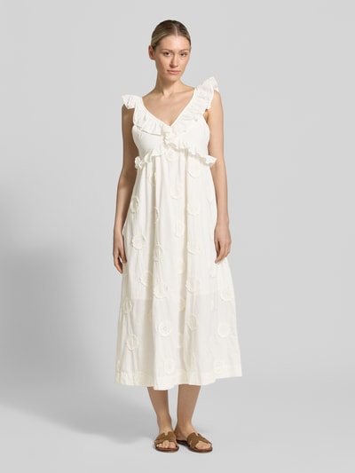 Frauenmodel trägt Midikleid mit Volants Modell 'YASNAMA' von YAS aus Reine Baumwolle, taillierte Passform, V-Ausschnitt, Ganzkörperansicht von vorne.