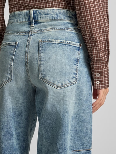 Männermodel trägt Baggy Jeans aus Baumwoll-Mix Modell 'BAGGY TWISTED' von CAMBIO, Damen Barrel Jeans, Nahaufnahme Rückansicht