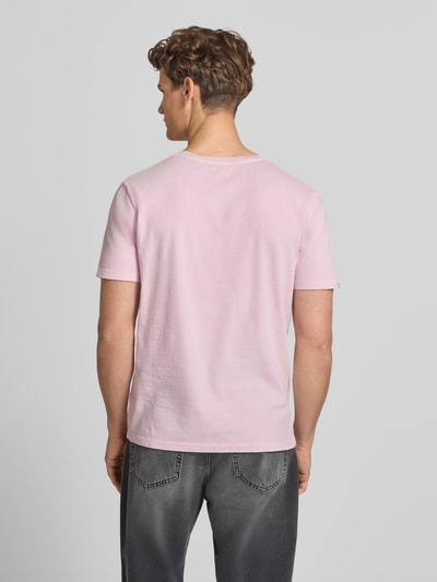 Männermodel trägt T-Shirt aus Baumwoll-Leinen-Mix mit V-Ausschnitt von Superdry, Regular-Fit, Stitching, Rückenlänge 68 cm, Ganzkörperansicht Rückansicht.