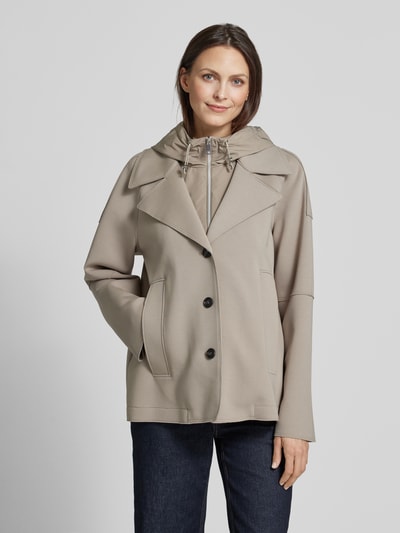 Kobiece model prezentuje Jacke im 2-in-1-Look od WHITE LABEL, mieszanka bawełny z dodatkiem streczu, krój regular fit, kaptur, kołnierz z połami, listwa guzikowa, wpuszczane kieszenie, długość tyłu w rozmiarze 36: 67 cm, jasnoszary kolor, matowa tekstura, kształt prosty, całkowity widok z przodu.
