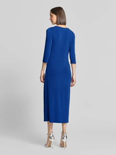 Frauenmodel trägt Tailliertes Freizeitkleid mit Knoten-Detail von s.Oliver BLACK LABEL in kräftigem Blau, glatter Stoff, Ganzkörperansicht Rückansicht.