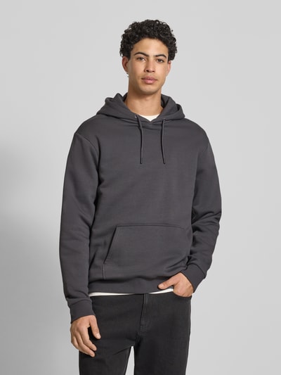 Mannelijk model draagt Regular Fit Hoodie aus Baumwoll-Mix Modell 'CERES' van Only & Sons, effen, sweatstof, label stitching, kangoeroezak, kap met trekkoord, geribde boorden, langemouw, Ganzkörperansicht von vorne.