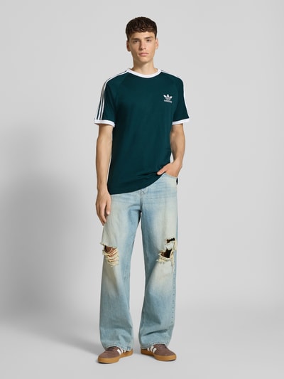 adidas Originals T-Shirt mit Label-Stitching und Rundhalsausschnitt Dunkelgruen 1